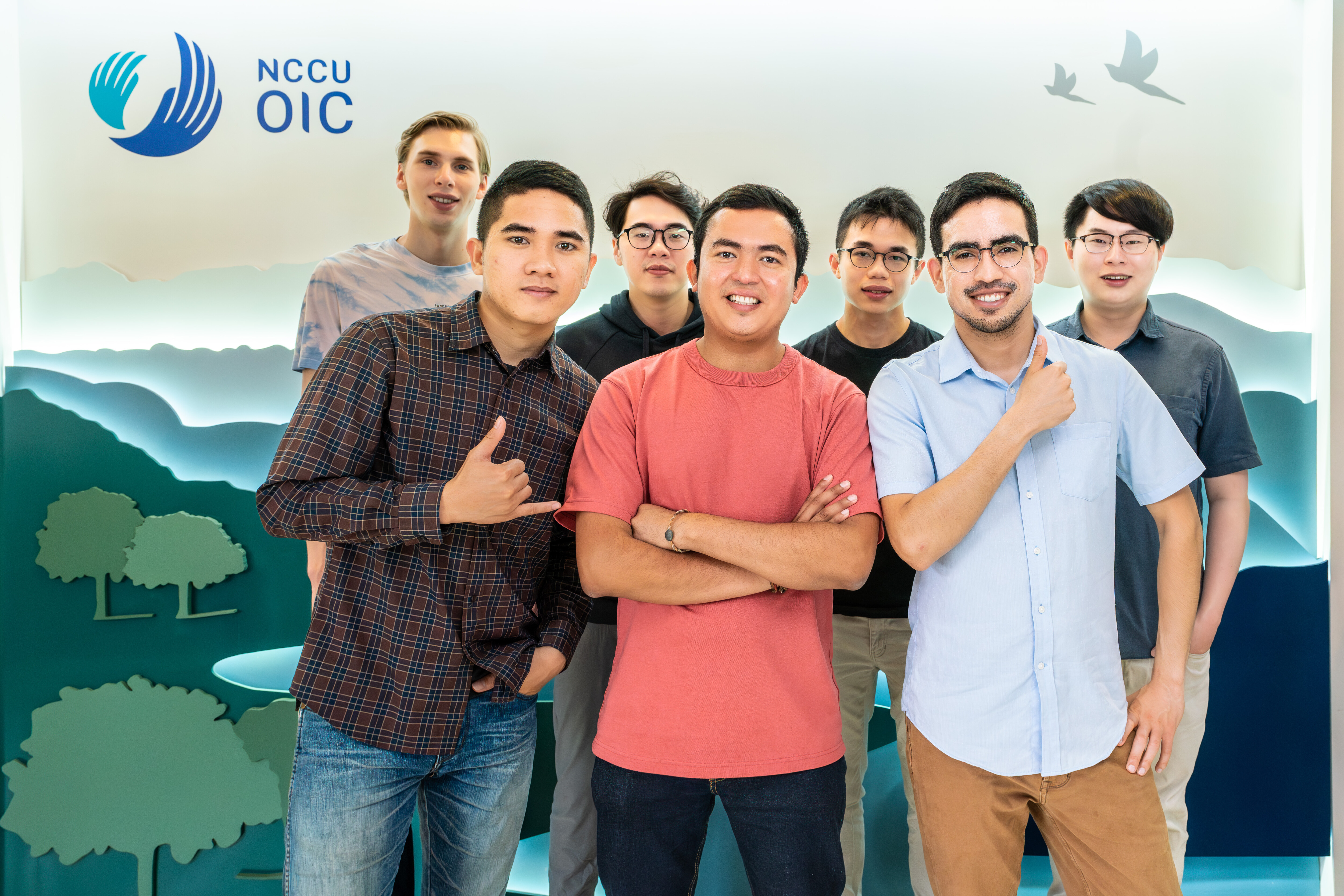 團體合照2 (學校logo).jpg