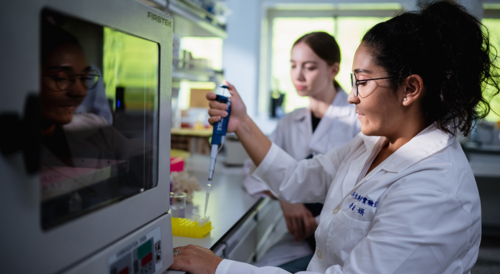 3 Marine Biotechnology Researchers at NSYSU.jpg